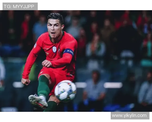 泪光中的绿茵英雄一张感人至深的足球巨星照片